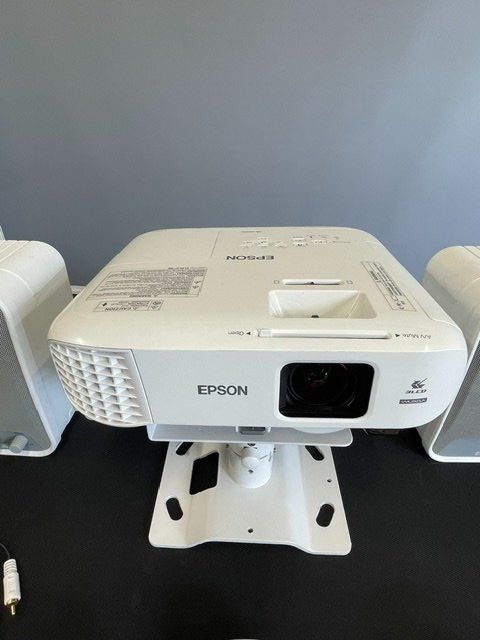 Epson Videoprojektoren: Epson LCD Projector Model H881B – Gebraucht aus Regensdorf von OfficeExperts 1