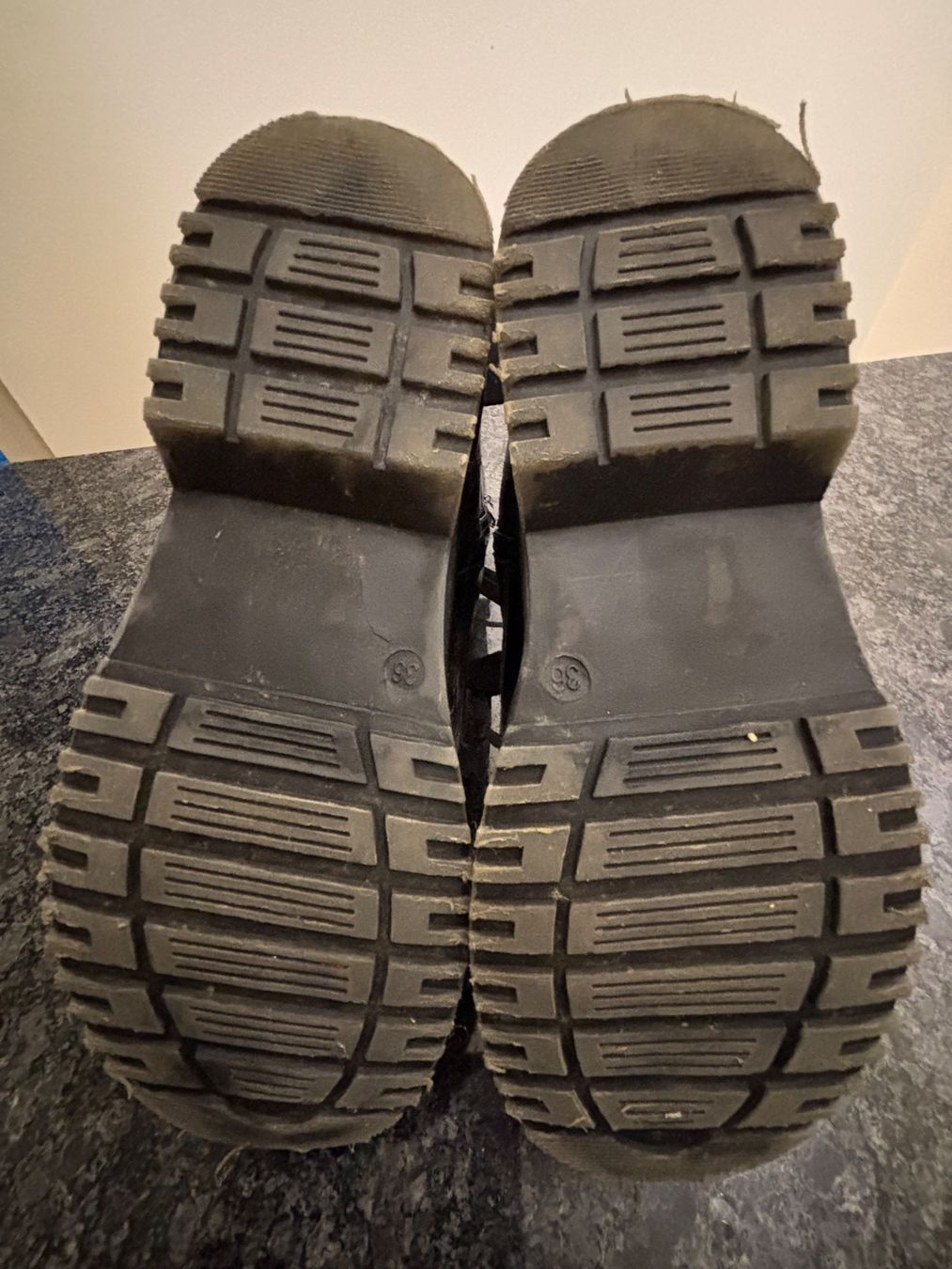 Scarpe per ragazze: Schwarze Mädchen Schuhe Gr. 36 – Usato da Sulz AG venduto da FantasyHouse 2