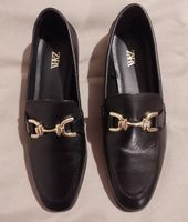 Mocassini Zara donna neri con fibbia dorata
