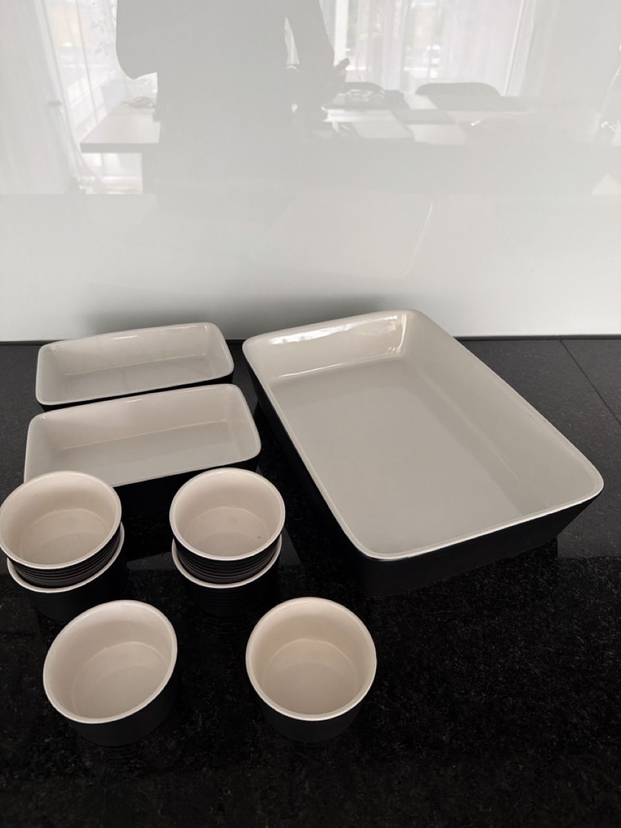 Backformen: Backformen und Schalen Set Keramik schwarz weiss 9 teilig – Gebraucht aus Dübendorf von fra_kk6z