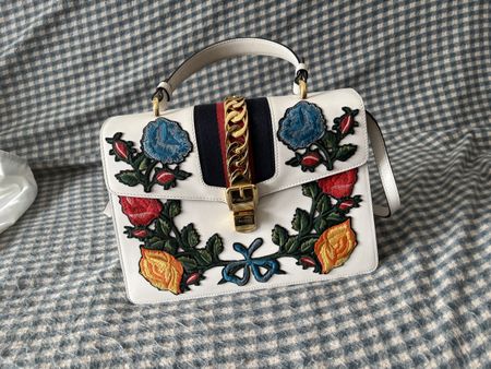 Gucci Sac à main Sylvie moyen en cuir crème brodé de fleurs