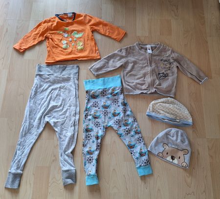 Kleiderpaket: Pumphosen, Pulli, Jacke, Mützen Grösse 74/80