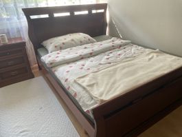 Schlafzimmer zum verkaufen! Schöne Holzmöbel!
