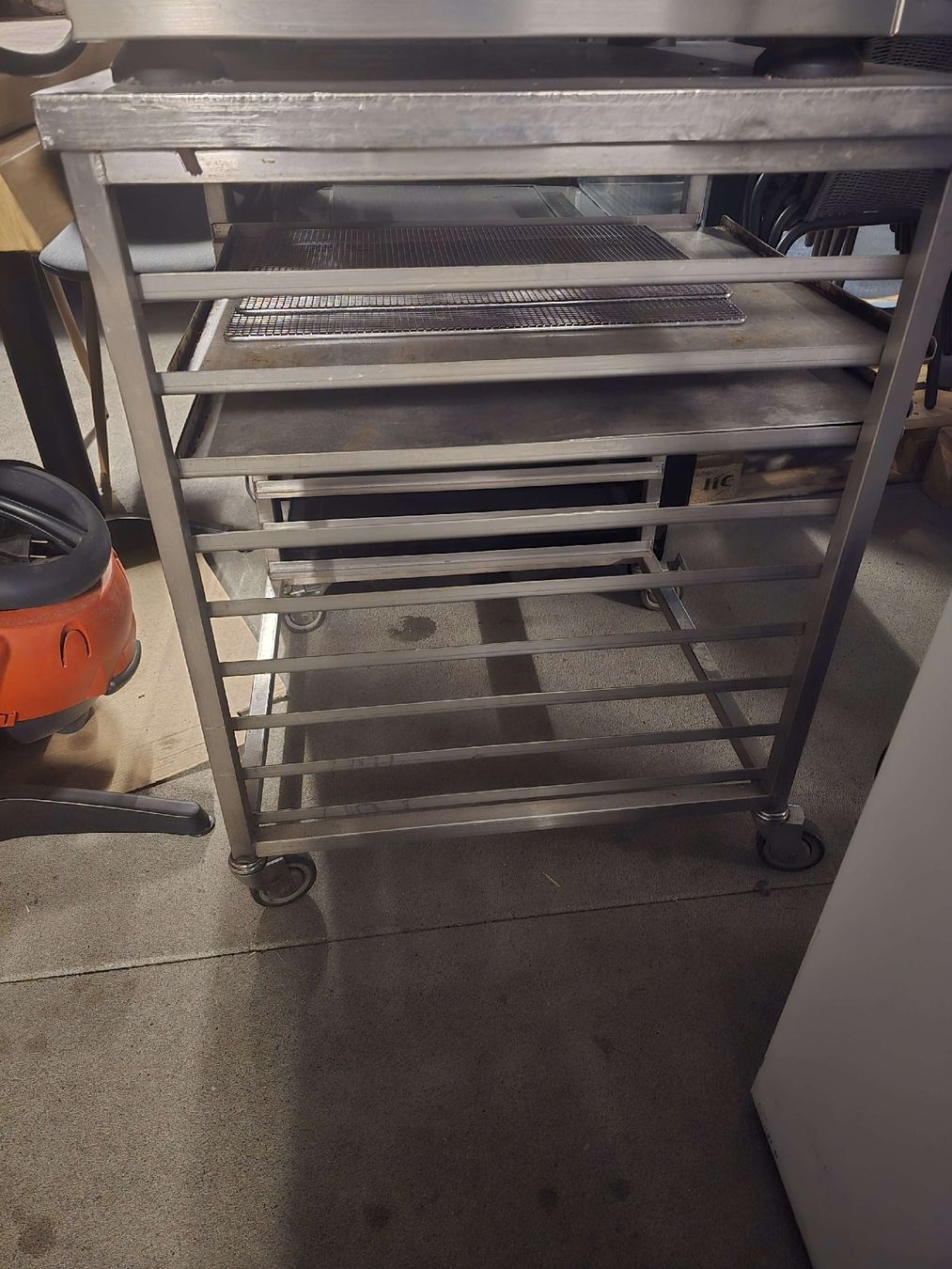 Tavoli: Edelstahltisch mit Rollen gebraucht – Usato da Steinen venduto da seb_6m2c 1