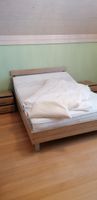 Bett inklusive Matratze Decke, Rost und zwei Nachttischen