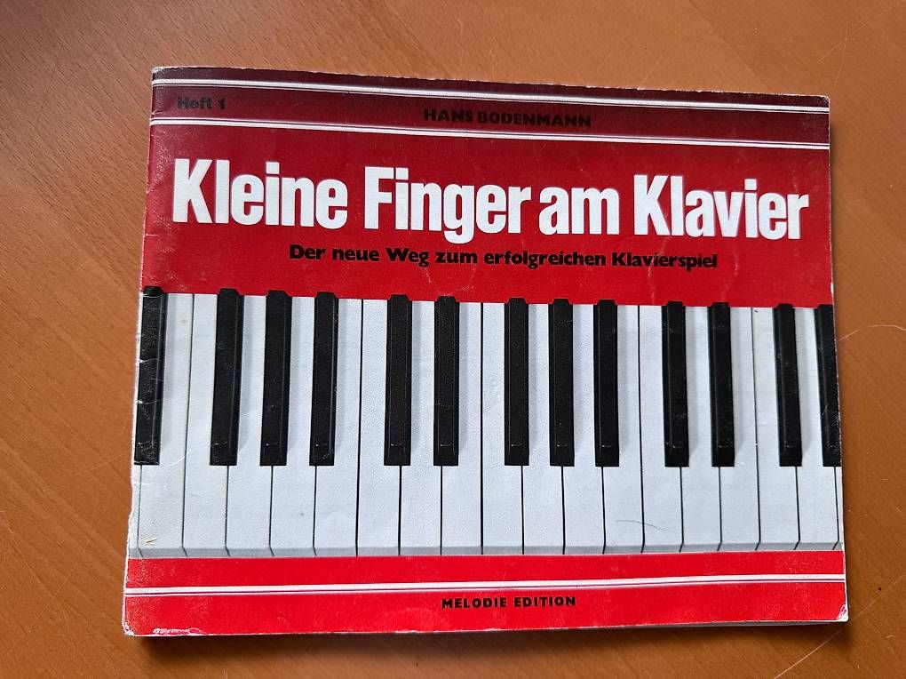 Musikinstrumente: Keyboard mit Notenständer und Noten – Gebraucht aus Uesslingen von sab_lj2l 2