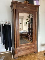 Antiker Holzkleiderschrank mit Spiegel