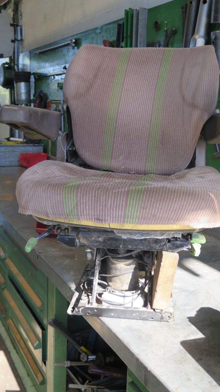 Accessori per altri veicoli: Grammer Traktorsitz Luftgefedert MSG95A / 731 zerlegt – Difettoso da Eiken venduto da HSE44 3