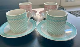 4 Kaffeetassen mit Untertassen