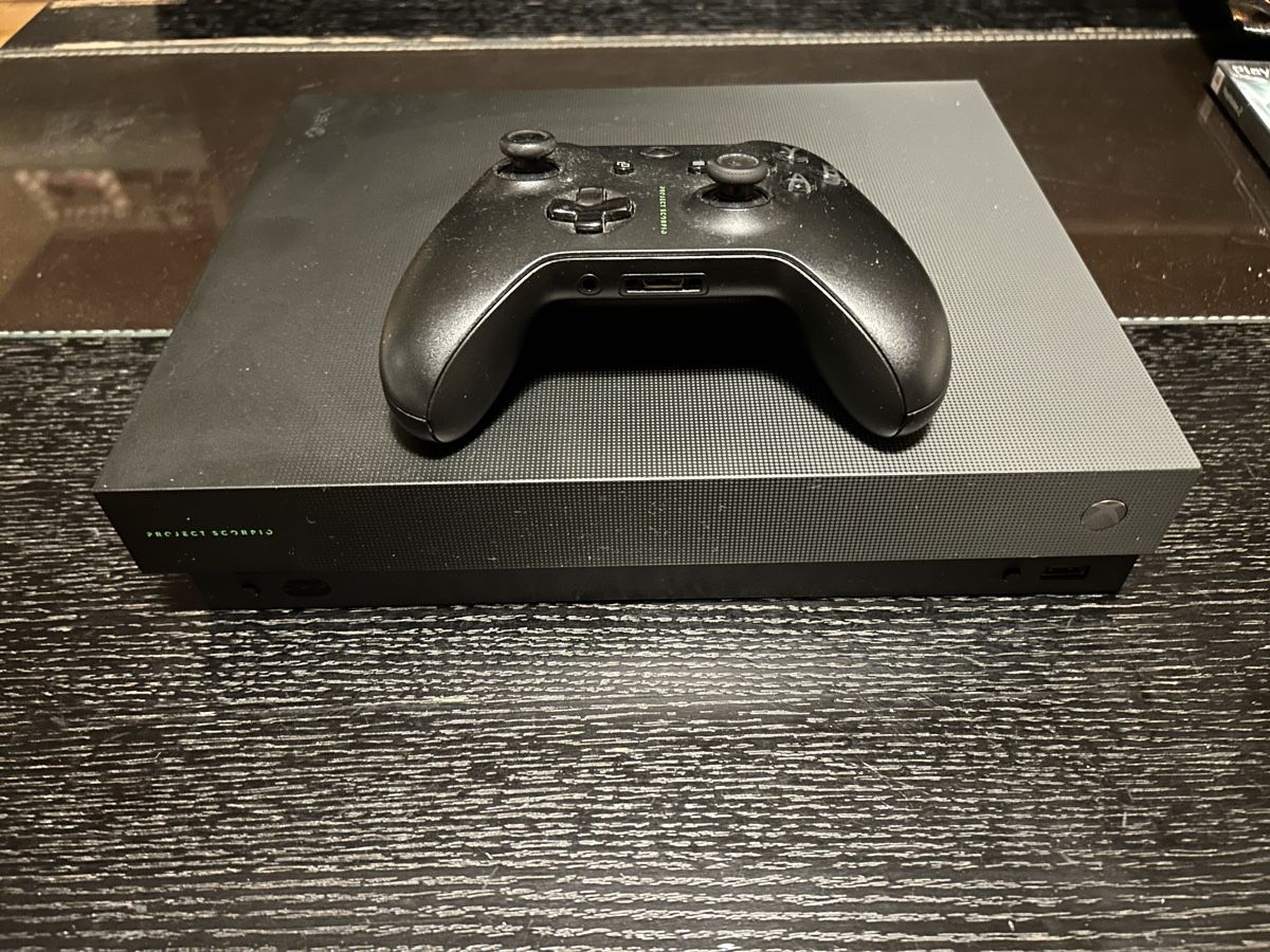 Microsoft Console: Project Scorpio Xbox One X avec manette originale – Usato da Pully venduto da PongDayOne 1
