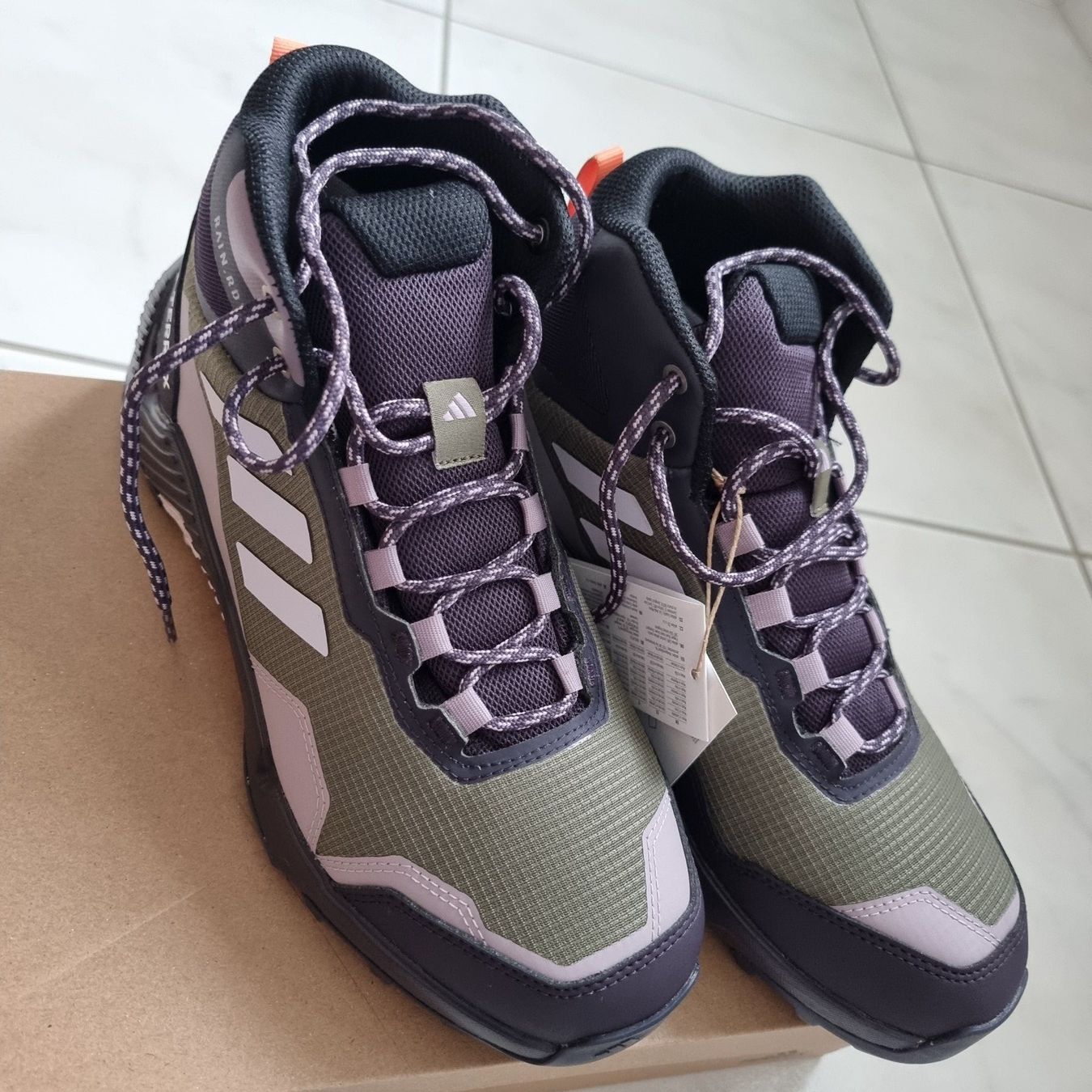 Adidas Damenschuhe: NEUE Adidas Terrex Wanderschuhe Wasserfest, Gr. 40 2/3 – Neu und originalverpackt aus Arth von Africa44