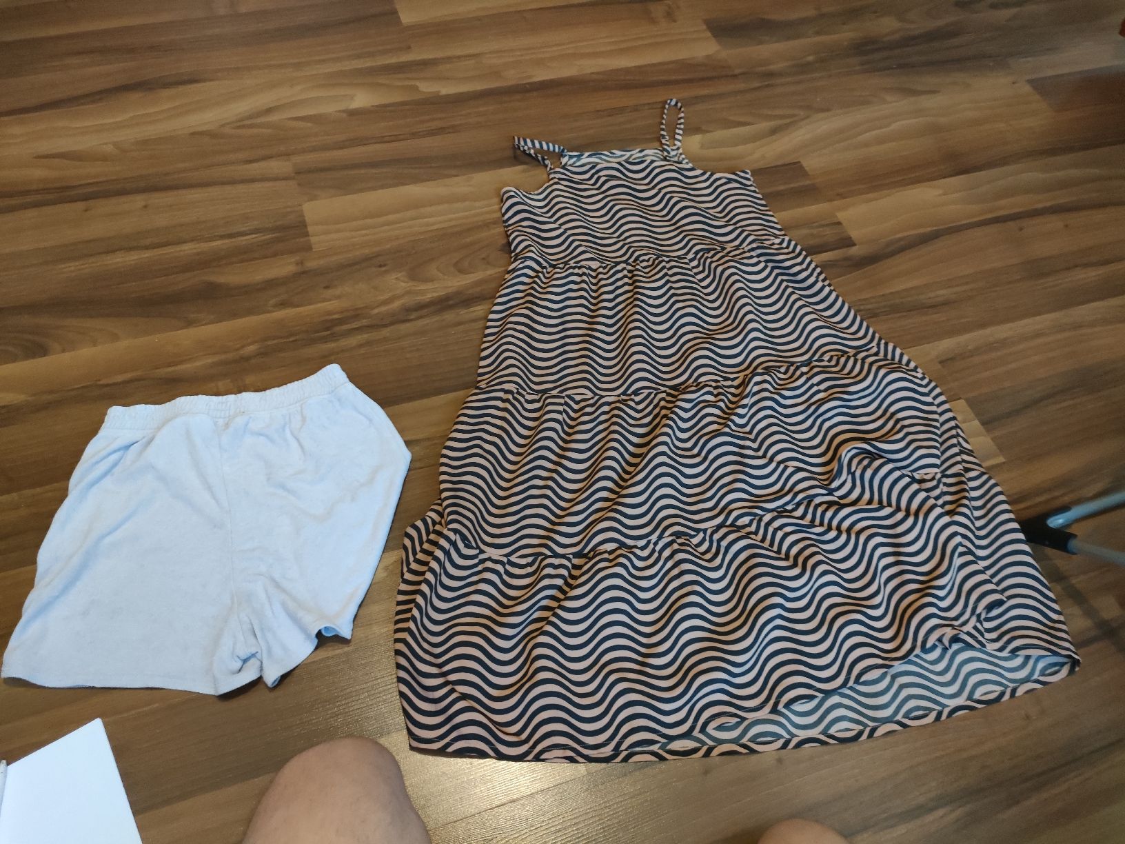 H&M Lotti & Set di vestiti: Kleid und kurze Hose H&M 158 – Usato da Leuggelbach venduto da Schreiner21 1