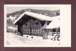 BAUERNHAUS unter Schnee