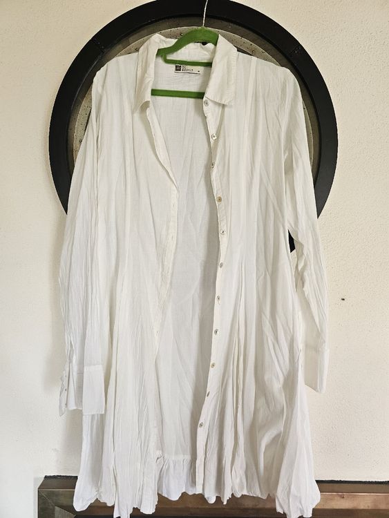 très beau chemisier blanc ,fin , en viscose ,décoré de fines perles