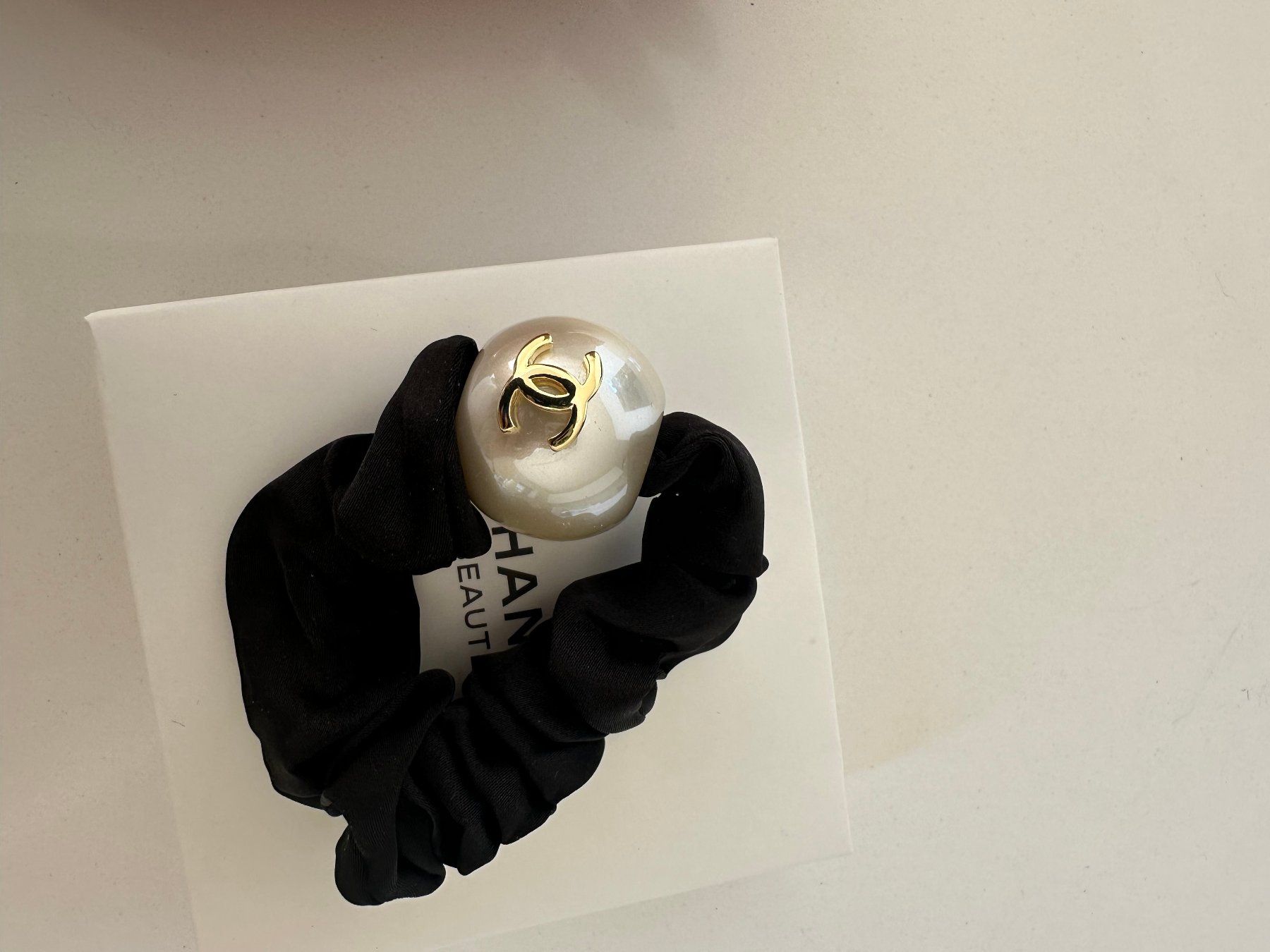 Chanel Accessori per capelli: Chanel Seide Haarband – Nuovo e nell'imballaggio originale da Steinmaur venduto da regenbogen052