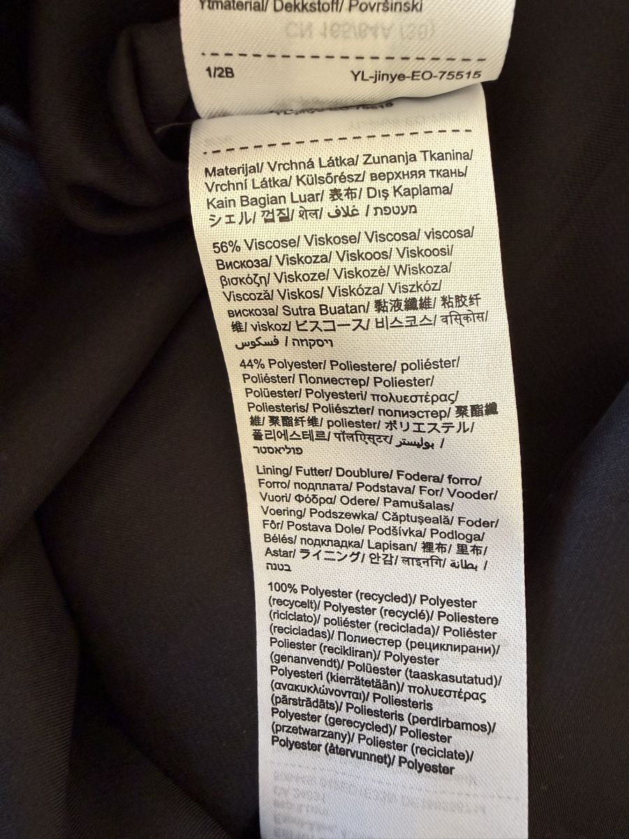 Robes: Ein wunderschönes schwarzes Kleid.  – D'occasion à Stäfa par yei_8vlc 4