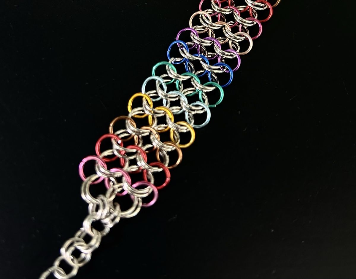 Armbänder & -reifen: Bracelet cotte de maille arc-en-ciel 3 rangs – Neu und originalverpackt aus Le Sentier von Nehrylka 1