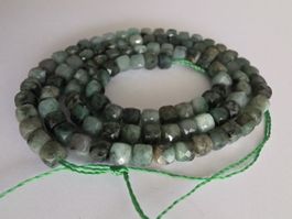 RAR Smaragd (Emerald) Würfel facettiert 4mm. Strang
