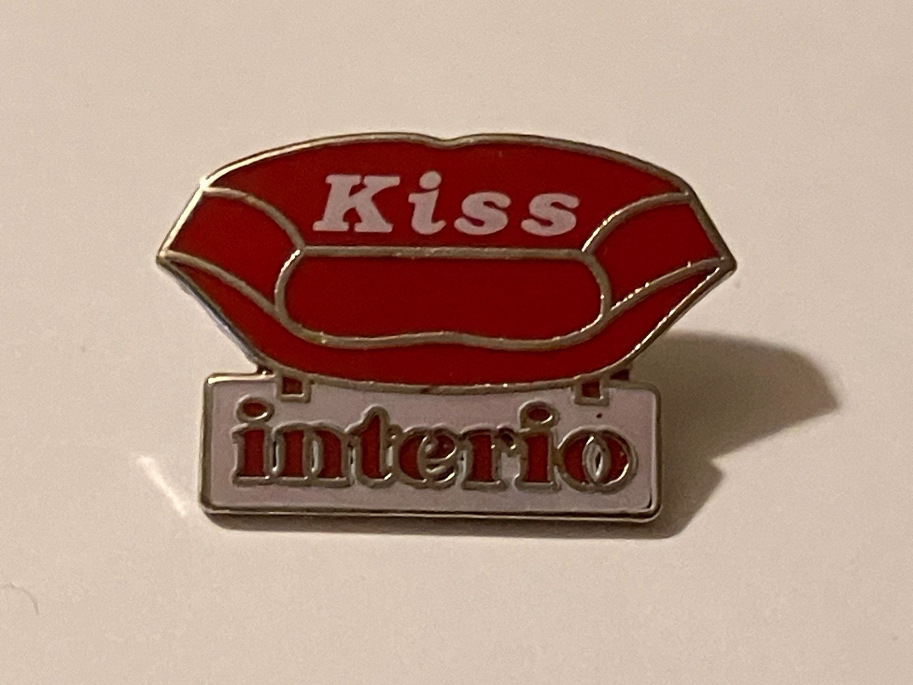 Plaketten & Abzeichen: 1 Pin Interio Kiss – Gebraucht aus Basel von djwwpp