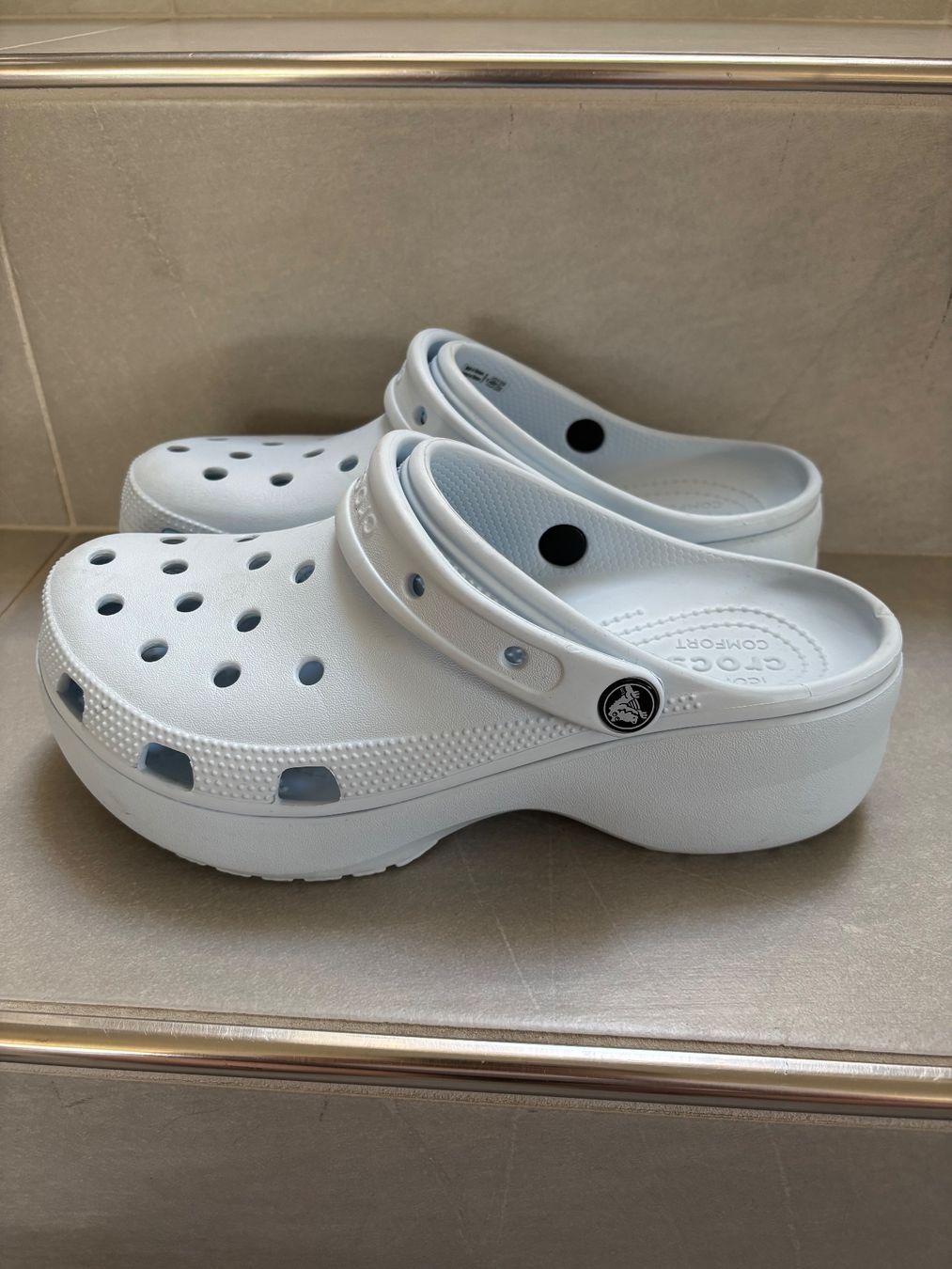Crocs Chaussures femmes: Crocs mit Plateau – D'occasion à Büsserach par vimeco.43 1