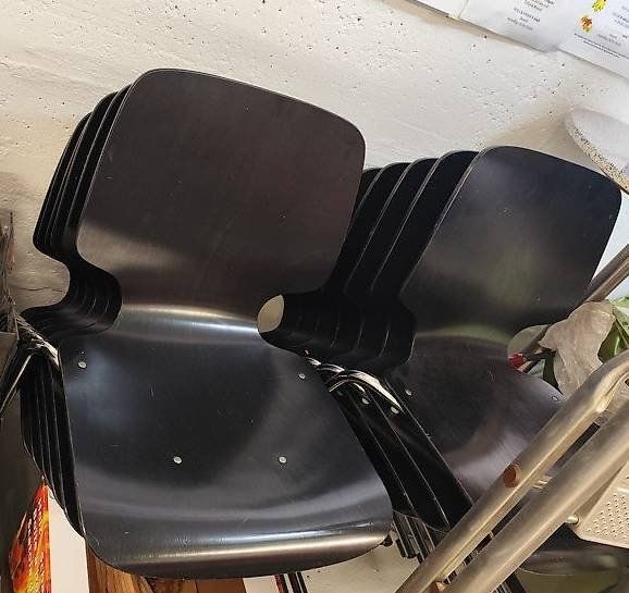 Stühle: 11 stapelbare Stühle, schwarz – Gebraucht aus Zürich von Monamohn7 1