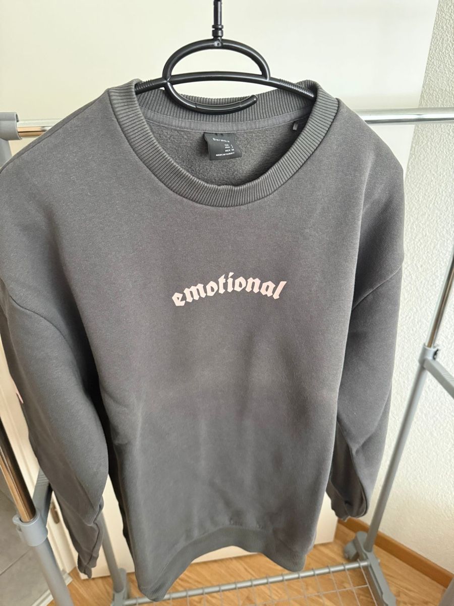 Bershka Pullover & Sweatshirts: Grauer Bershka Pullover mit Schriftzug "emotional", S – Neu (gemäss Beschreibung) aus Dintikon von 2ndhandcloset