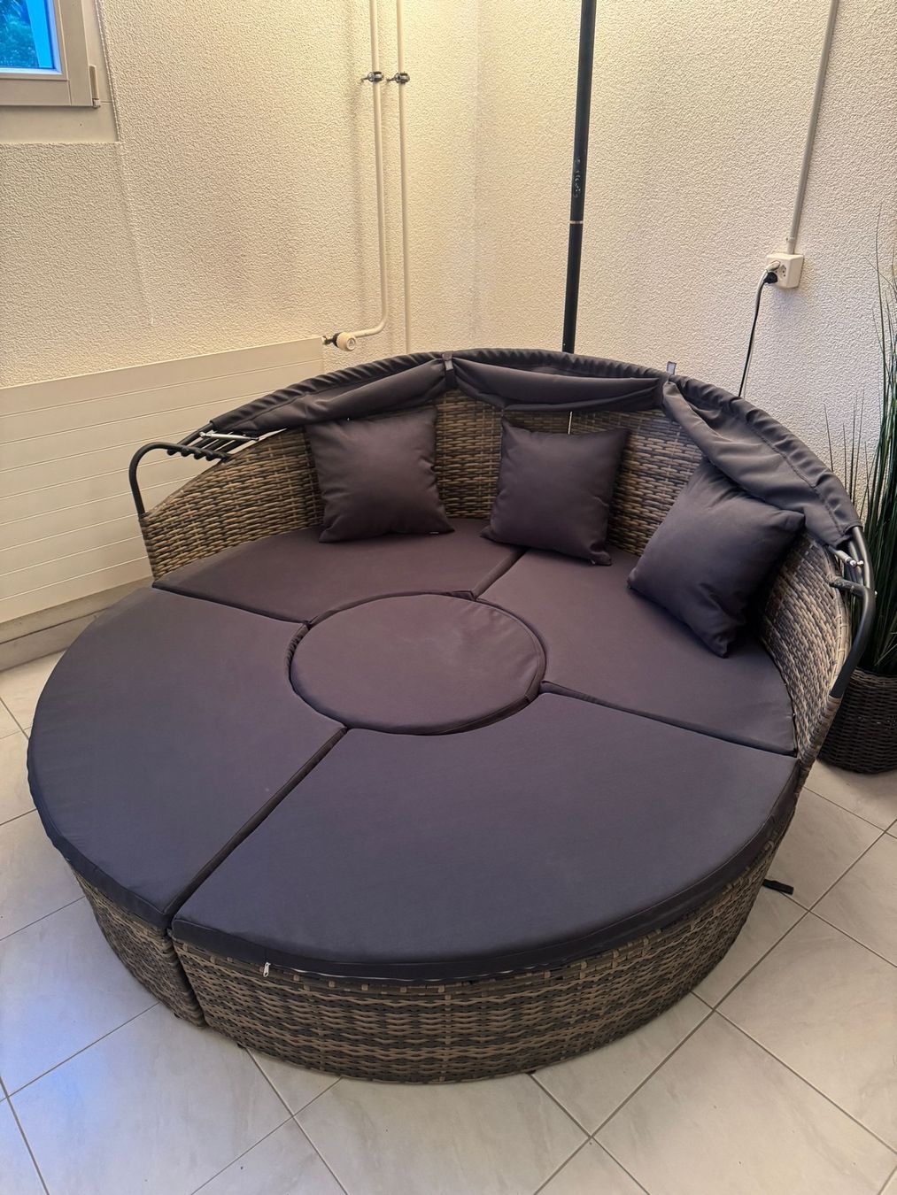 Liegen & Liegestühle: Rattanlounge Rund mit Sonnendach – Neu (gemäss Beschreibung) aus Büren NW von pinot19 2