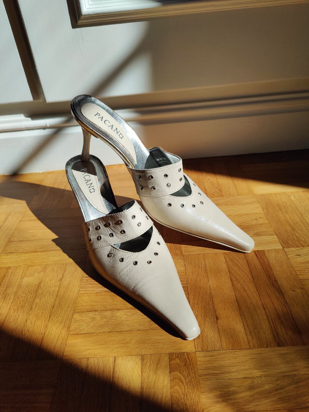 Chaussures femmes: Y2K vintage stud white leather heeled mules – D'occasion à La Tour-de-Peilz par dAutrefois