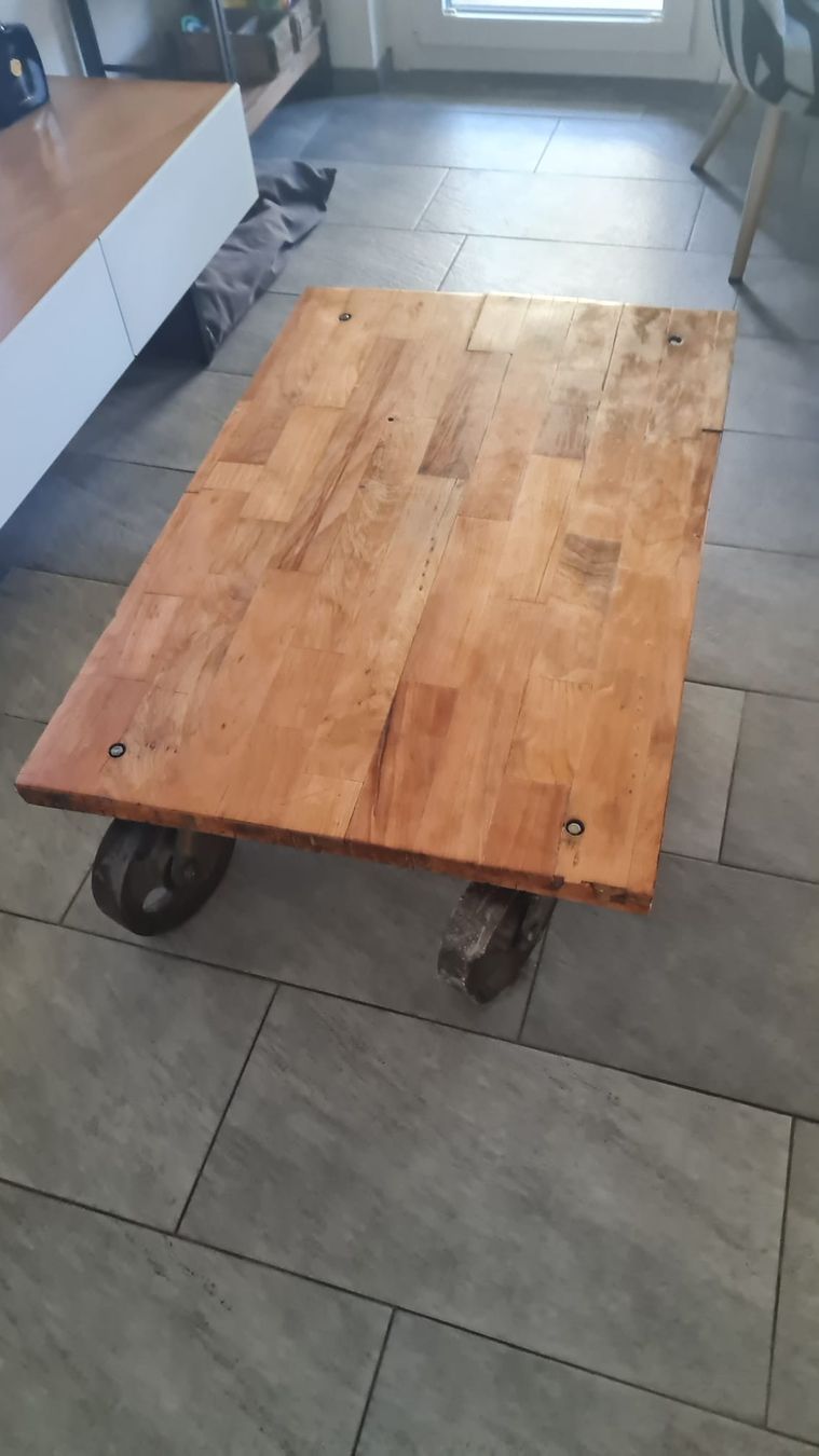 Tavoli: Rustikaler Couchtisch auf Rollen Industrial Design – Usato da Winterthur venduto da sandi99 4