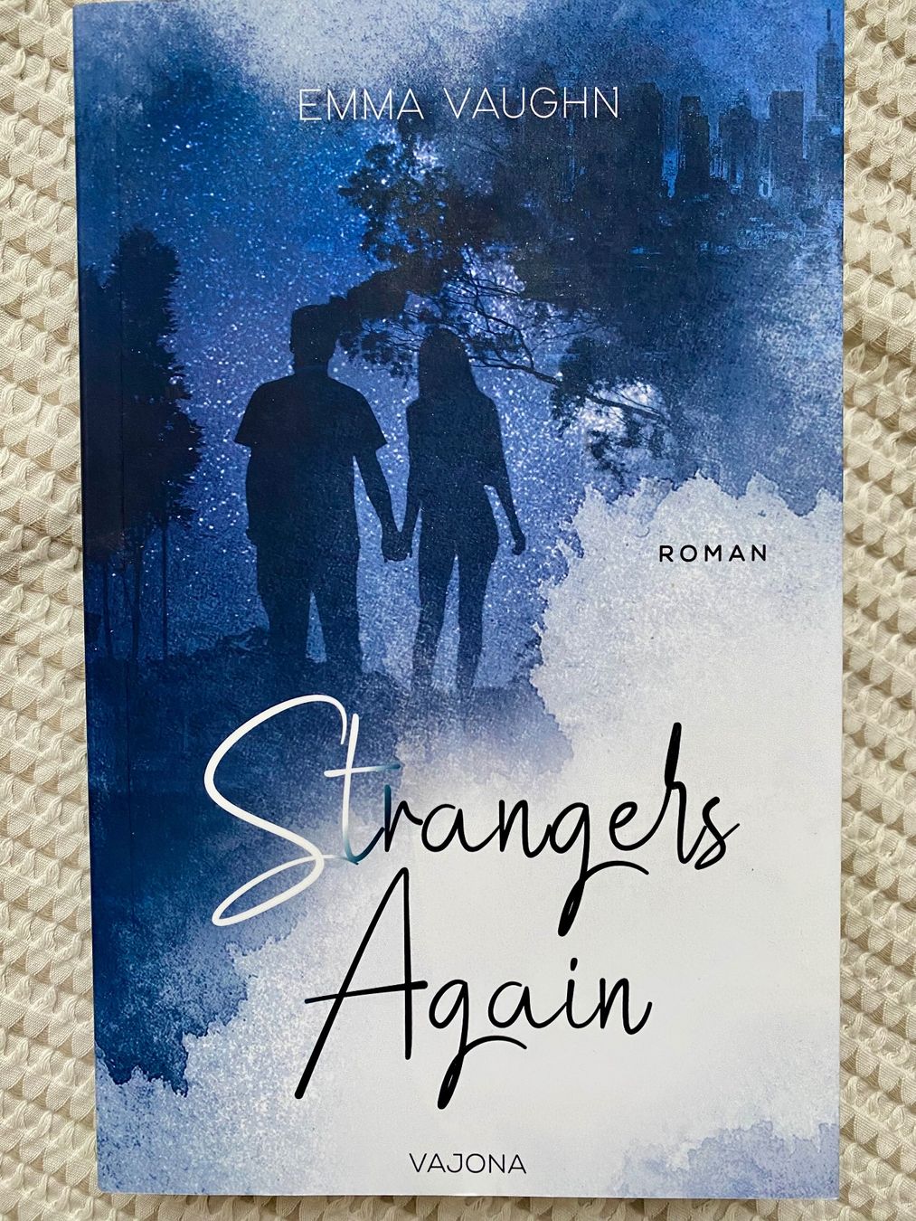 Libri: Strangers again, Vajona Verlag – Nuovo (secondo la descrizione) da Sevelen venduto da gig_py92