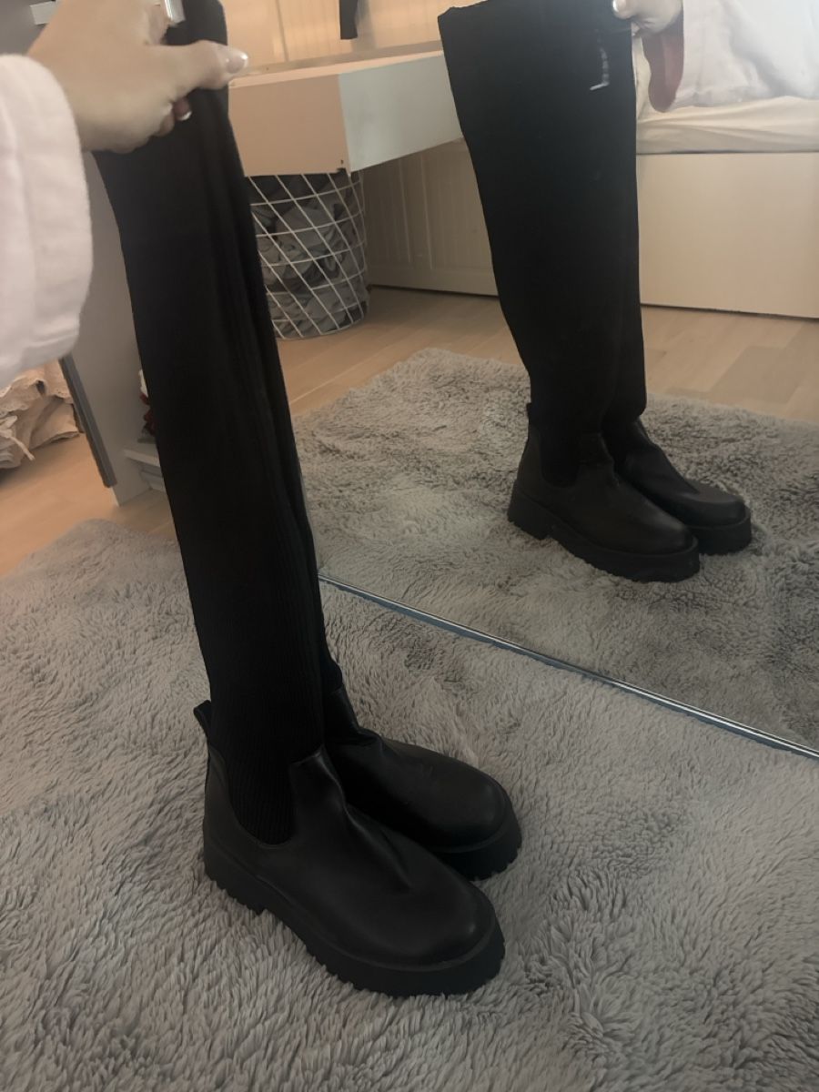 Scarpe da donna: Schwarze Winterstiefel mit Plateau - Grösse 39 – Usato da Kollbrunn venduto da acelya.u