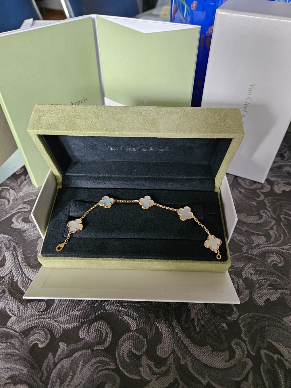 Van Cleef Bracciali & Braccialetti: Van Cleef & Arpels Alhambra Nacre Bracelet  Neuwertig – Usato da Chêne-Bourg venduto da jarry1 5