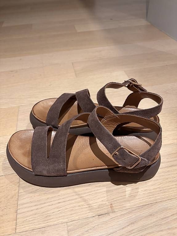 Damenschuhe: Schöne fast ungetragene Wildleder-Sandalen Gr.40 – Gebraucht aus Dübendorf von sop_yl9x 2