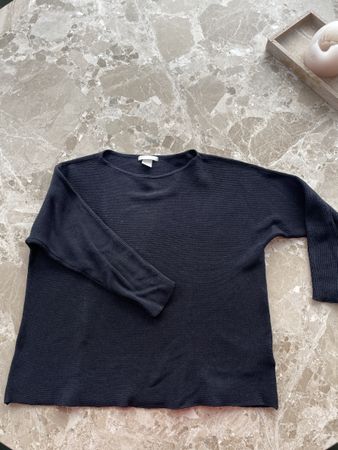 Schwarzer Strickpullover