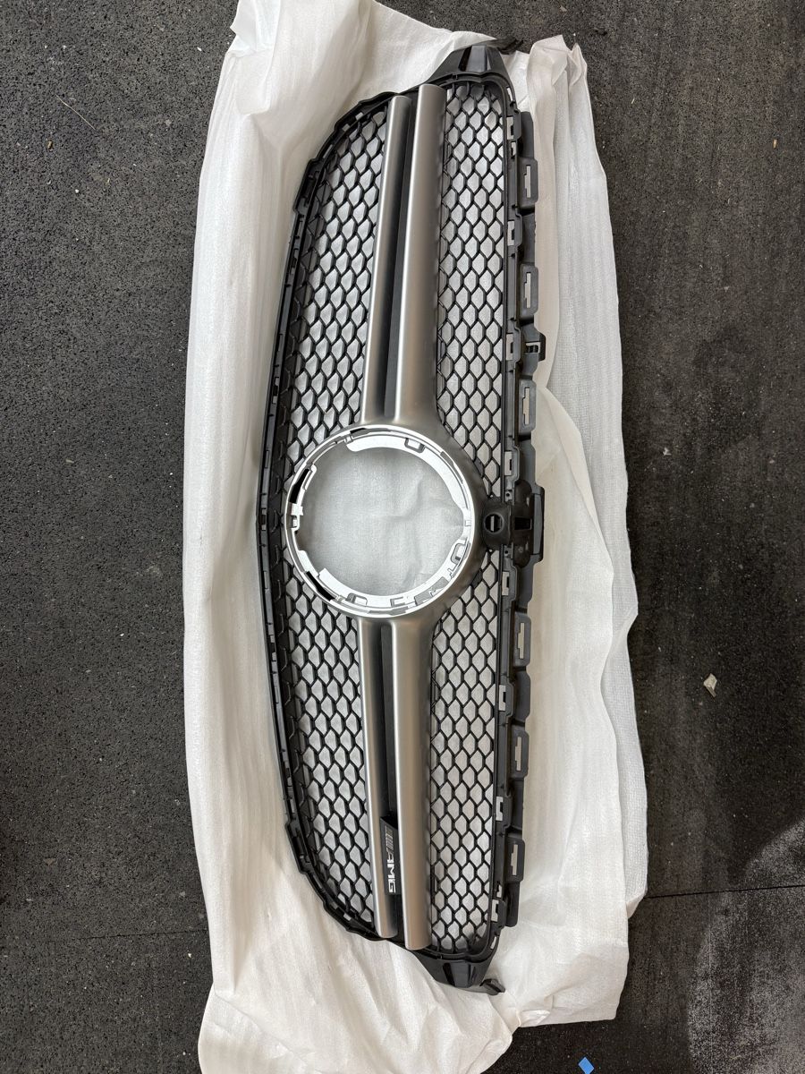 Mercedes-Benz Tutti pezzi di ricambio auto: mercedes grill C205 Amg – Usato da Buchs SG venduto da -LIKI-