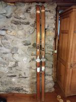 Paire de skis anciens en bois - déco chalet