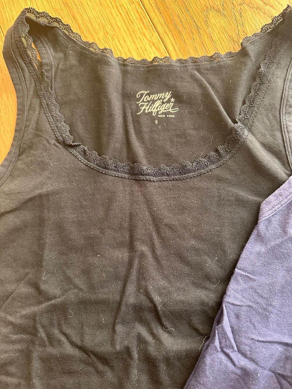 Tommy Hilfiger Tops: Hilfiger Tops s schwarz+blau – Neuf (Voir description) à Pfaffhausen par Klaras_second_hand 4