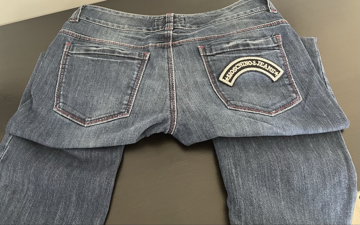 Moschino Jeans: Moschino Jeans, Blue Denim, Red Stitching, Gr 28 – Nuovo (secondo la descrizione) da Oberwil BL venduto da Stellochkas 1