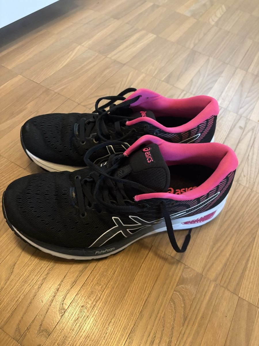Asics Chaussures femmes: Asics Running Schuhe, Gr. 40.5 – D'occasion à Regensberg par ree_5l7n 1