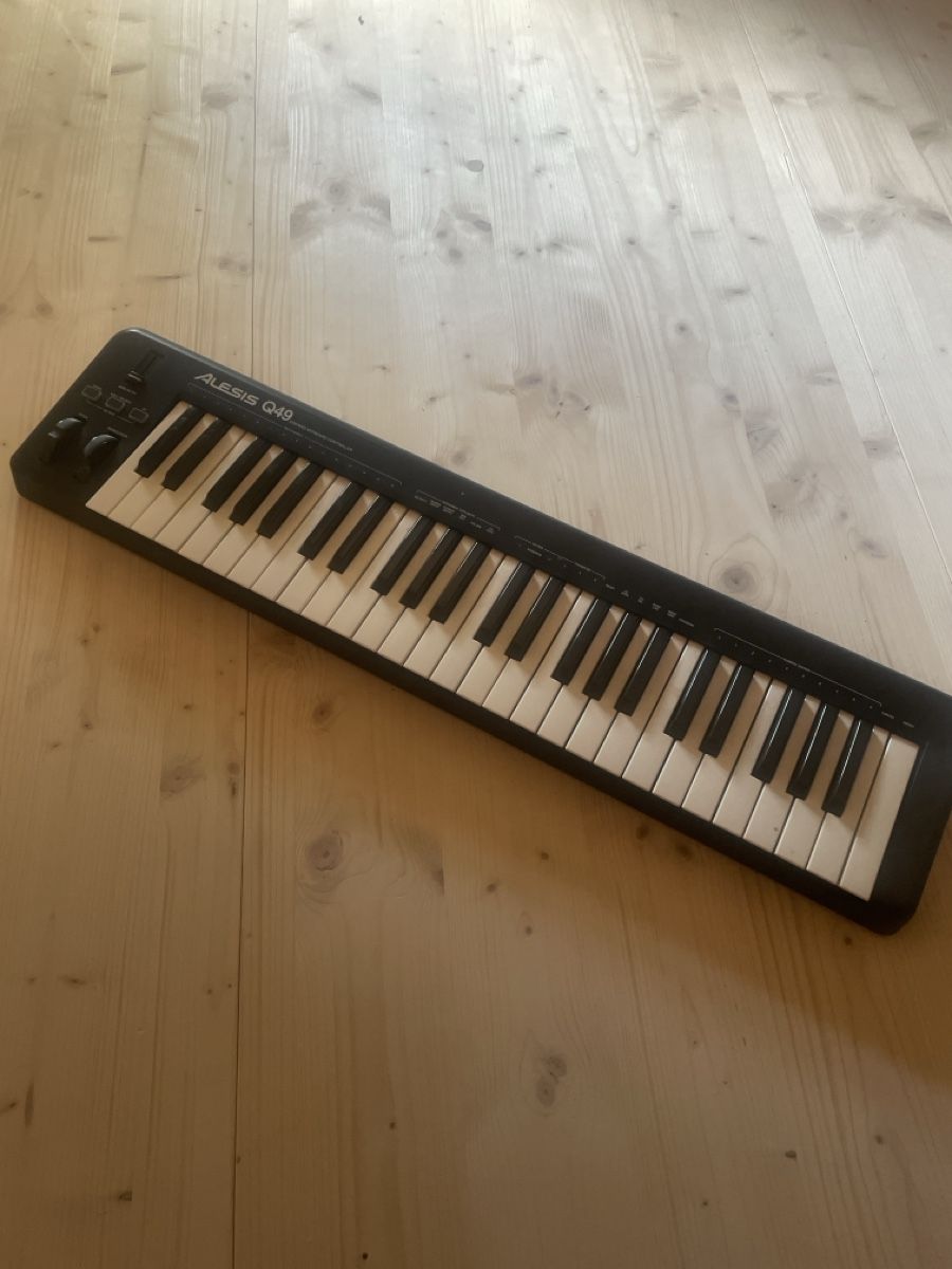 Alesis Strumenti musicali: Alesis Q49 Midi Keyboard – Usato da Altdorf UR venduto da Noudeal