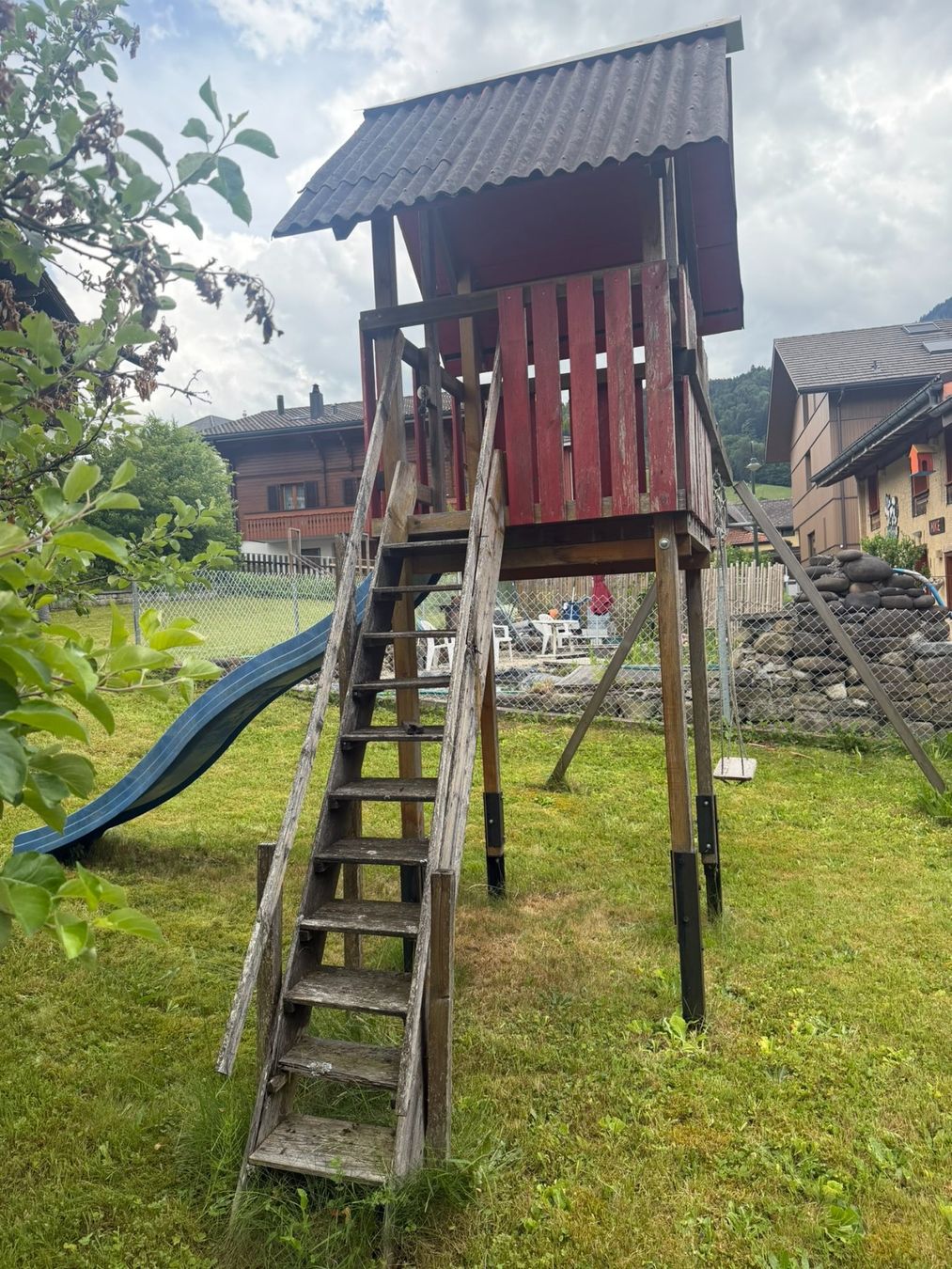 Casette per bambini: Baufälliger Kinderspielturm mit Rutschbahn & Schaukel – Usato da Schüpfheim venduto da Chutney4u 3