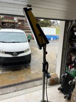 Scheinwerfer mit Stativ und Steckdosen