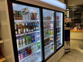 Getränkekühlschrank mit 3 Glasschiebetüren & Werbedisplay
