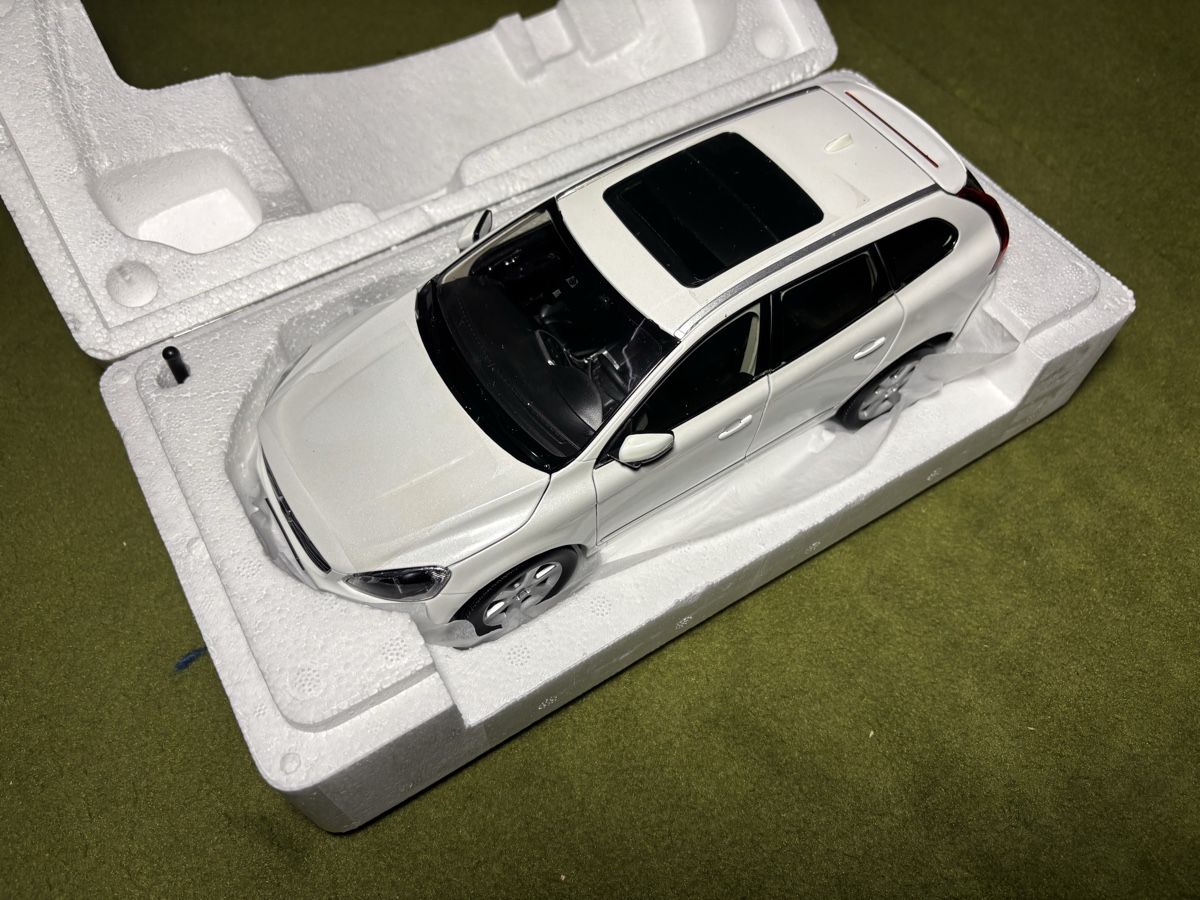 Volvo Modellini d'auto: Volvo XC60 Modellauto 1:18 – Nuovo e nell'imballaggio originale da Aeschi SO venduto da norrsken 2