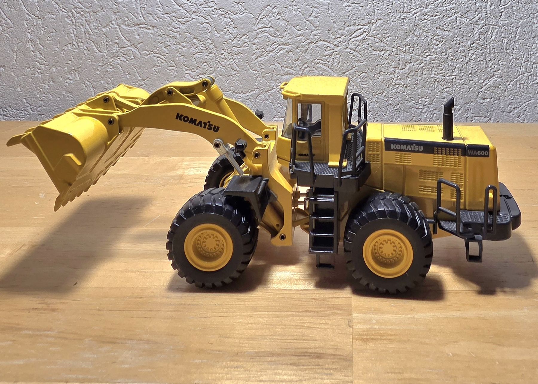 Komatsu Kit di modellismo & Modellini statici: Komatsu WA600 Radlader, Siku Modell – Usato da Männedorf venduto da Modellbau-wyss 2