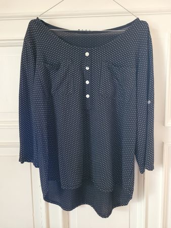 Hübsche Bluse, gekauft bei NILE. 100% Viskose