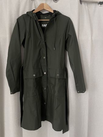 Trendiger RAINS Regenmantel, olivgrün, Grösse XS Versand 9.-