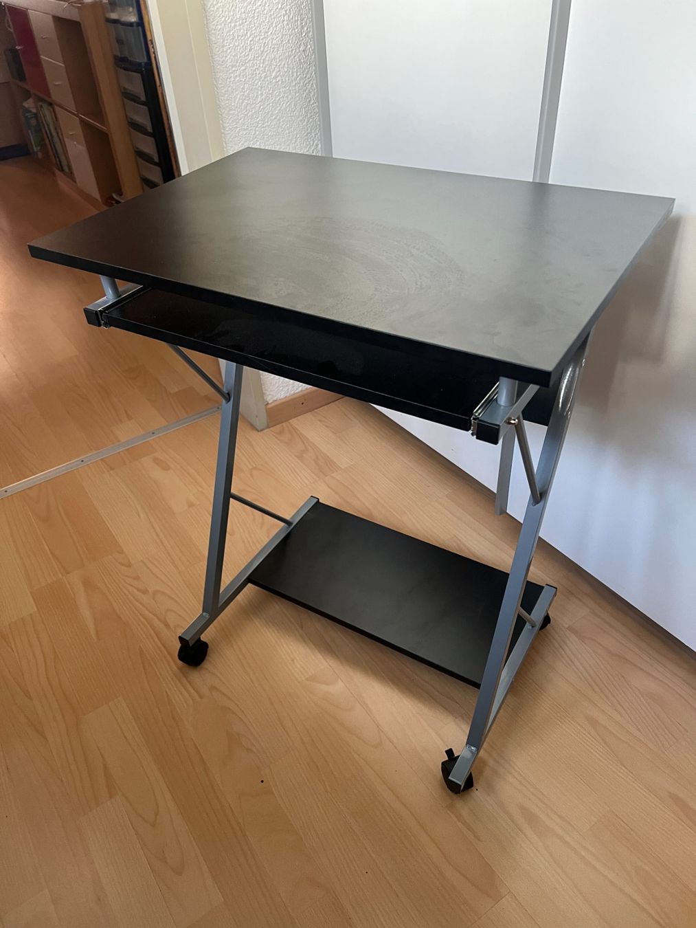 Scrivanie: Rollwagen Computertisch schwarz Metall Gestell mit Ablage – Usato da Oberbüren venduto da Swictch