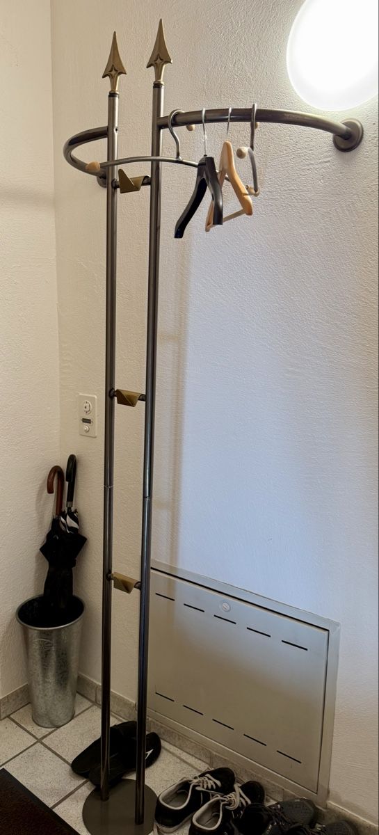 Interio Guardaroba: Kleiderständer Metall Design mit Pfeilspitzen gebraucht – Usato da Rapperswil SG venduto da Thunderthumb 2