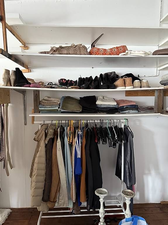 Garderobe: deko , kleider schuhe – Gebraucht aus Adligenswil von balboa5